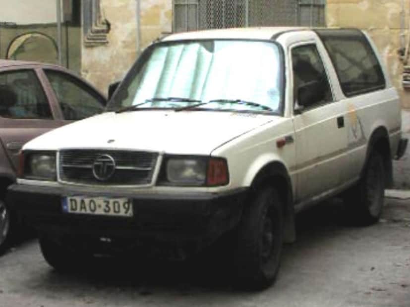 टाटा सियारामध्ये पॉवर विंडो आणि अॅडजस्टेबल स्टीअरिंग व्हील सारखे फिचर्स देणारी एकमेव गाडी होती. या गाडीत फॅक्टरी-फिटेड एअर कंडिशनिंग (AC) देखील होता. शक्तिशाली आणि ऑफ-रोड क्षमता असलेली ही ३-डोअर एसयूव्ही होती, ज्यामध्ये मोठी मागील काचेची खिडकी (ज्याला अल्पाइन विंडो म्हणतात) ही त्याची अनोखी ओळख होती.