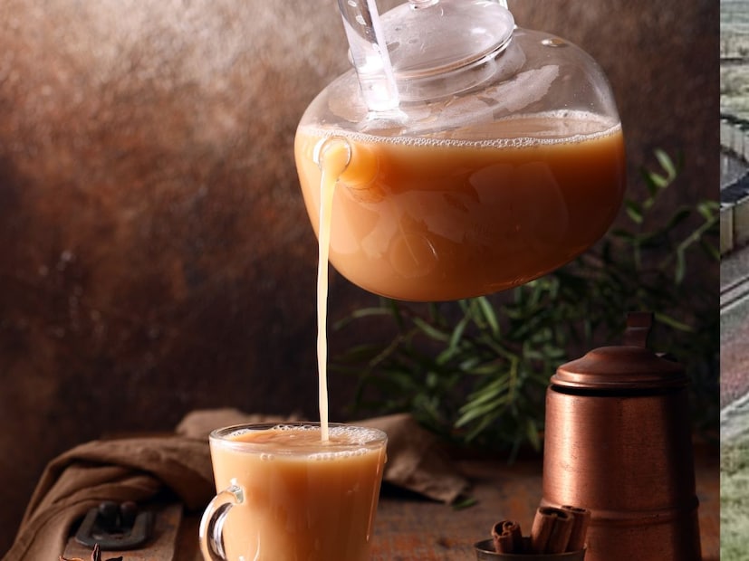 दूध आणि चहाचं विचित्र कॉम्बिनेशनदुधात प्रथिने, कॅल्शियम आणि व्हिटॅमिन डी सारखे घटक असतात, जे आरोग्यासाठी फायदेशीर आहेत. त्याचप्रमाणे साधी काळी चहाही शरीराला काही प्रमाणात लाभदायक असते. पण जेव्हा हे दोन्ही एकत्र केले जातात म्हणजेच दुधात चहाची पत्ती आणि साखर मिसळली जाते तेव्हा त्या मिश्रणातील टॅनिन आणि कॅफीन हे घटक एकत्र येऊन शरीरासाठी त्रासदायक ठरू शकतात.