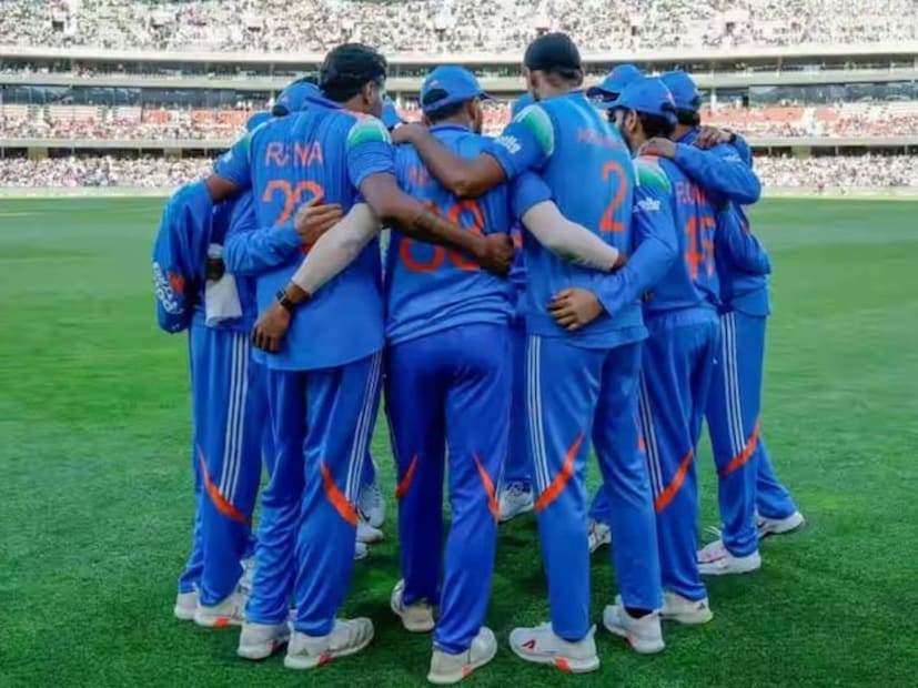 दक्षिण आफ्रिकेविरुद्धच्या टी-20 सीरिजसाठी ज्या 15 खेळाडूंची टीम इंडियात निवड झाली आहे, त्यांनाच टी-20 वर्ल्ड कपचं तिकीट मिळेल, हे जवळपास निश्चित मानलं जात आहे. पण दक्षिण आफ्रिकेविरुद्धच्या पहिल्या सामन्यातल्या प्लेइंग इलेव्हनमुळे वर्ल्ड कपची प्लेइंग इलेव्हनही निश्चित झाली आहे का? असा प्रश्न उपस्थित होत आहे.