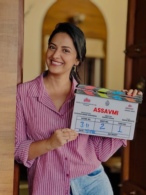 काही दिवसांआधी तेजश्रीने तिच्या याच नव्या वेब सीरिजबाबत एक पोस्ट शेअर केली होती ज्यामुळे ती मालिका सोडणार अशा चर्चा रंगल्या होत्या.  'असावमी' असं तेजश्रीच्या नव्या वेब सीरिजचं नाव आहे. या सीरिजच्या शूटींगमध्ये ती बिझी आहे. 