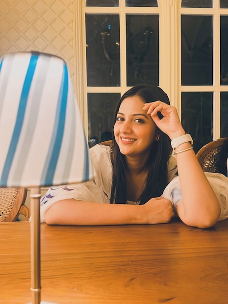 'असावमी' या वेब सीरिजमध्ये अभिनेत्री तेजश्री प्रधानसोबत मराठी मालिका विश्वातील एक रोमँटिक हिरो देखील दिसणार आहे.  तेजश्री प्रधान ही मालिका विश्वातील टॉरची हिरोईन आहे त्याचप्रमाणे तिच्याबरोबर वेब सीरिजमध्ये झळकणारा अभिनेता देखील मालिका विश्वातील आघाडीची नायक आहे. 