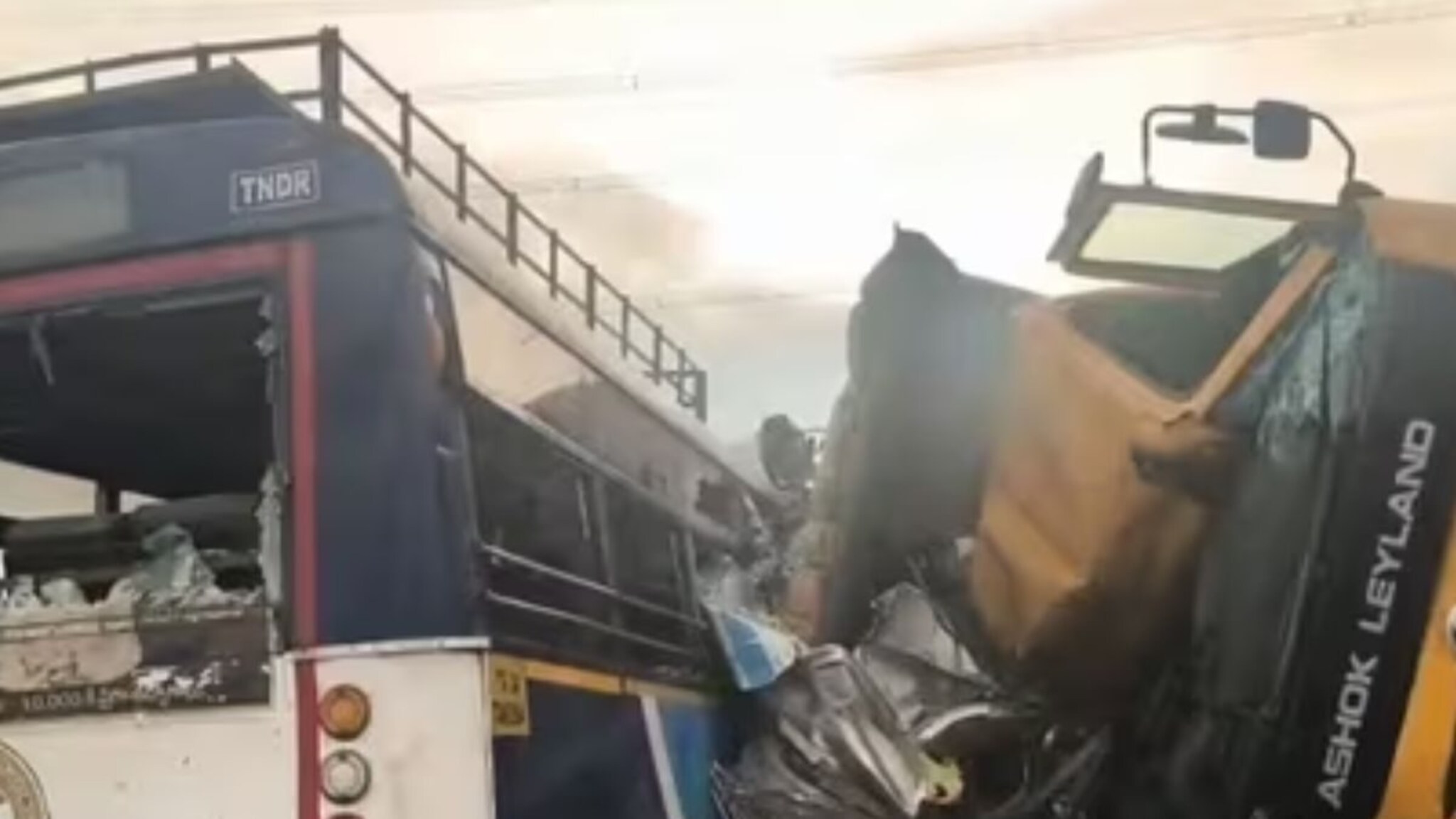 Telangana Bus Accident : बसच्या कोणत्या बाजूला बसल्याने वाचेल जीव? तेलंगणातील भीषण अपघातातून वाचलेल्या प्रवाशानं सांगितला थरारक प्रसंग