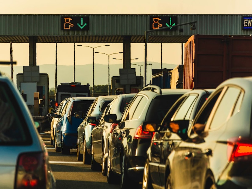 हायवेवर पाहिलं तर तुम्हाला वेगवेगळ्या प्रकारची वाहानं दिसतील. ज्यामध्ये बाईक, कार, टेम्पो, रिक्षा, ट्रक, लॉरी सारखे वेगवेगळी वाहानं दिसतील. शहरात किंवा गावात तर ते सहज फिरतात पण, मोठ्या रस्त्यांवरुन जाताना या वाहानांना टोल लागतो. प्रत्येक वाहानासाठी त्याच्या आकारा आणि प्रकारानुसार वेगवेगळा टोल आकारला जातो. पण तुम्ही या टोलवर एक गोष्ट नक्कीच नोटीस केली असेल की इथे फक्त बाईक आणि रिक्षाला टोल भरावा लागत नाही. पण असं का? असा कधी प्रश्न पडला आहे?