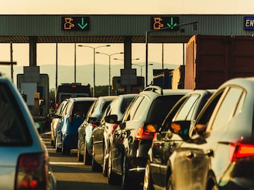 टोलनाक्यावर बाईक्सना Toll का द्यावा लागत नाही? यामागे आहे कायदा टोलनाक्यावर बाईक्सना Toll का द्यावा लागत नाही? यामागे आहे कायदा