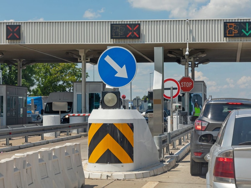 आधीच भरला जातो रोड टॅक्सबाईक किंवा स्कूटर खरेदी करताना मालक वाहन नोंदणीच्या वेळी रोड टॅक्स आधीच भरतो. या टॅक्समधूनच सार्वजनिक रस्ते आणि महामार्गांच्या वापराचा खर्च अंशतः भरला जातो. त्यामुळे टोल हा अतिरिक्त आकार redundant (अनावश्यक) ठरतो.