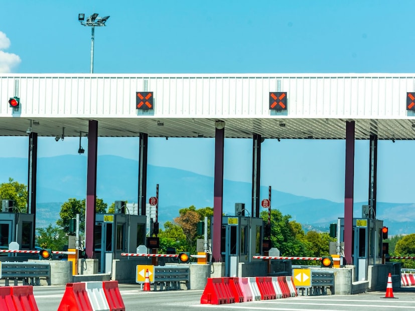 काहींना वाटतं, ही फक्त सोयीसाठी दिलेली सवलत आहे. पण खरं म्हणजे यामागे कायदा आहे आणि तो स्पष्ट सांगतो की दोनचाकी वाहनांना टोलपासून पूर्ण सूट दिलेली आहे.