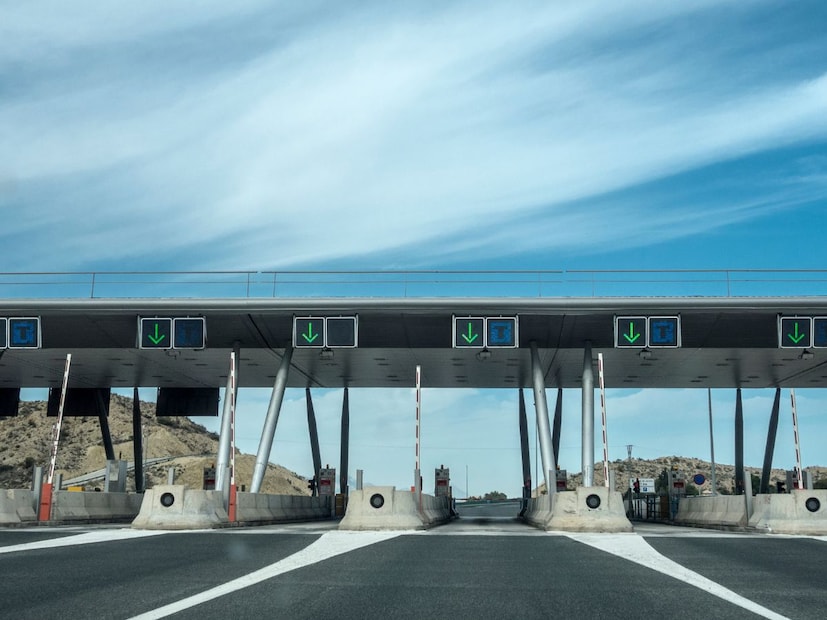 याचा फायदा ट्रॅफिक न होणं आणि वेळ वाचवण्यासाठी होणार आहे. टोलनाक्यावर होणारं ट्रॅफिक वगळण्यासाठी प्रवास सुरळीत सुरू राहावा यासाठी केला जाणार आहे. पुढच्या एक वर्षात संपूर्ण टोलनाक्यांचं रुपडं बदललं जाईल अशी आशा आहे. 