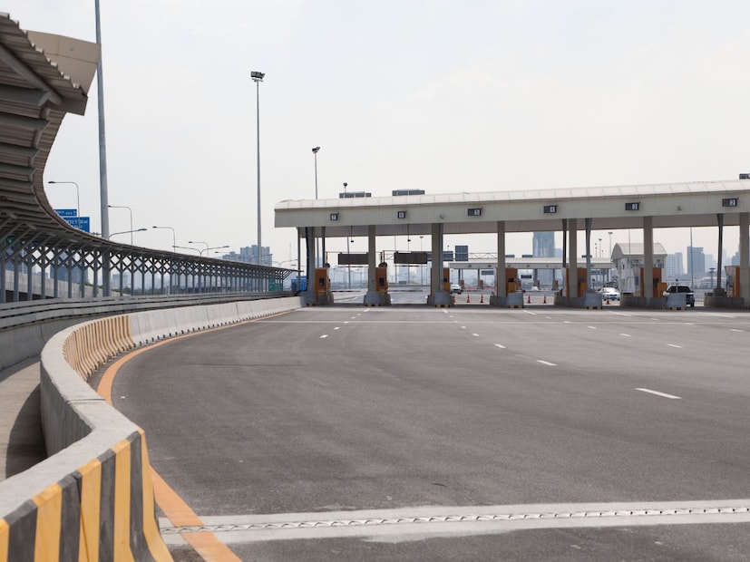 ट्रॅफिक कमी ठेवण्यामागचं कारणविचार करा जर प्रत्येक बाईक रायडरला टोलबूथवर थांबून पैसे द्यावे लागले, तर हायवेवरील रांगा किती वाढल्या असत्या? त्यामुळे ट्रॅफिक जाम आणि प्रवासाचा वेळ दोन्ही वाढला असता. म्हणूनच बाईकसाठी टोल सूट देऊन सरकारने ट्रॅफिक व्यवस्थापनही सोपं केलं आहे.