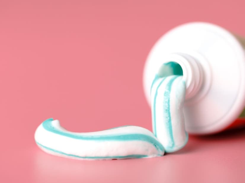 मग आपल्याला काय करायला हवं?बहुतेक टूथपेस्टचे बेसिक घटक जवळपास सारखेच असतात. पण तरीही आपल्याला टूथपेस्ट आपल्या दातांच्या आणि हिरड्यांच्या आरोग्यानुसार निवडायला हवी. सेंस्टिव्हिटी, कॅव्हिटी, गम प्रॉब्लेम्स प्रश्न काहीही असो, योग्य पेस्ट निवडणं महत्त्वाचं आहे.