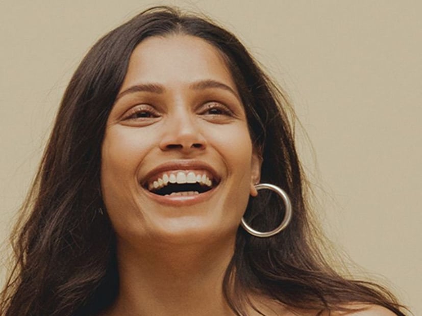 ही अभिनेत्री आहे स्लम डॉग मिलेनिअर सिनेमामधील फ्रीडा पिंटो. 94.34 मार्क मिळवून फ्रीडा पिंटो या यादीत तिसऱ्या क्रमांकावर आहे.