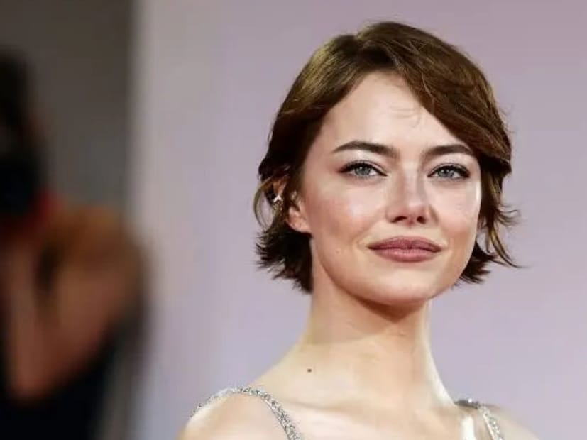 या नव्या अभ्यासानुसार हॉलिवूड अभिनेत्री एमा स्टोन हिला जगातील सर्वात सुंदर महिला म्हणून घोषित करण्यात आलं आहे. आश्चर्याची गोष्ट म्हणजे या यादीत फक्त दोनच भारतीयांचा समावेश आहे. ज्यात ऐश्वर्या राय बच्चनही आहेत.