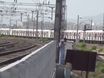 मामाने ट्रेनमधून भाचीला ढकलले मामाने ट्रेनमधून भाचीला ढकलले