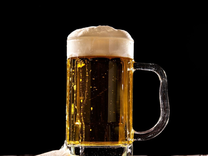 मुंबई : तुम्हाला प्रत्येक देशात अल्कोहोल प्रेमी सापडतील. परंतु सर्वात मोठी चिंता म्हणजे त्याच्या वाढत्या किमती. तुम्ही देखील अल्कोहोल प्रेमी असाल, तर आपण अल्कोहोल शोधण्यासाठी काही स्वस्त ठिकाणांबद्दल जाणून घेऊया. एक जागा आहे जिथे अल्कोहोलच्या एका बॉटलची किंमत फक्त 35 रुपये आहे. तर, सर्वात स्वस्त अल्कोहोल कुठे उपलब्ध आहे ते जाणून घेऊया.