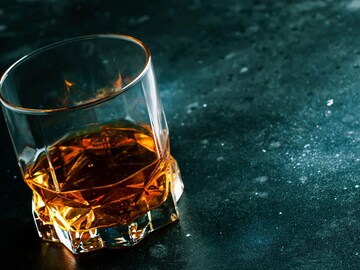 बीअर-व्हिस्की एकत्र पिणे धोकादायक? दारू कॉक्टेल केल्याने जास्त नशा होते का?