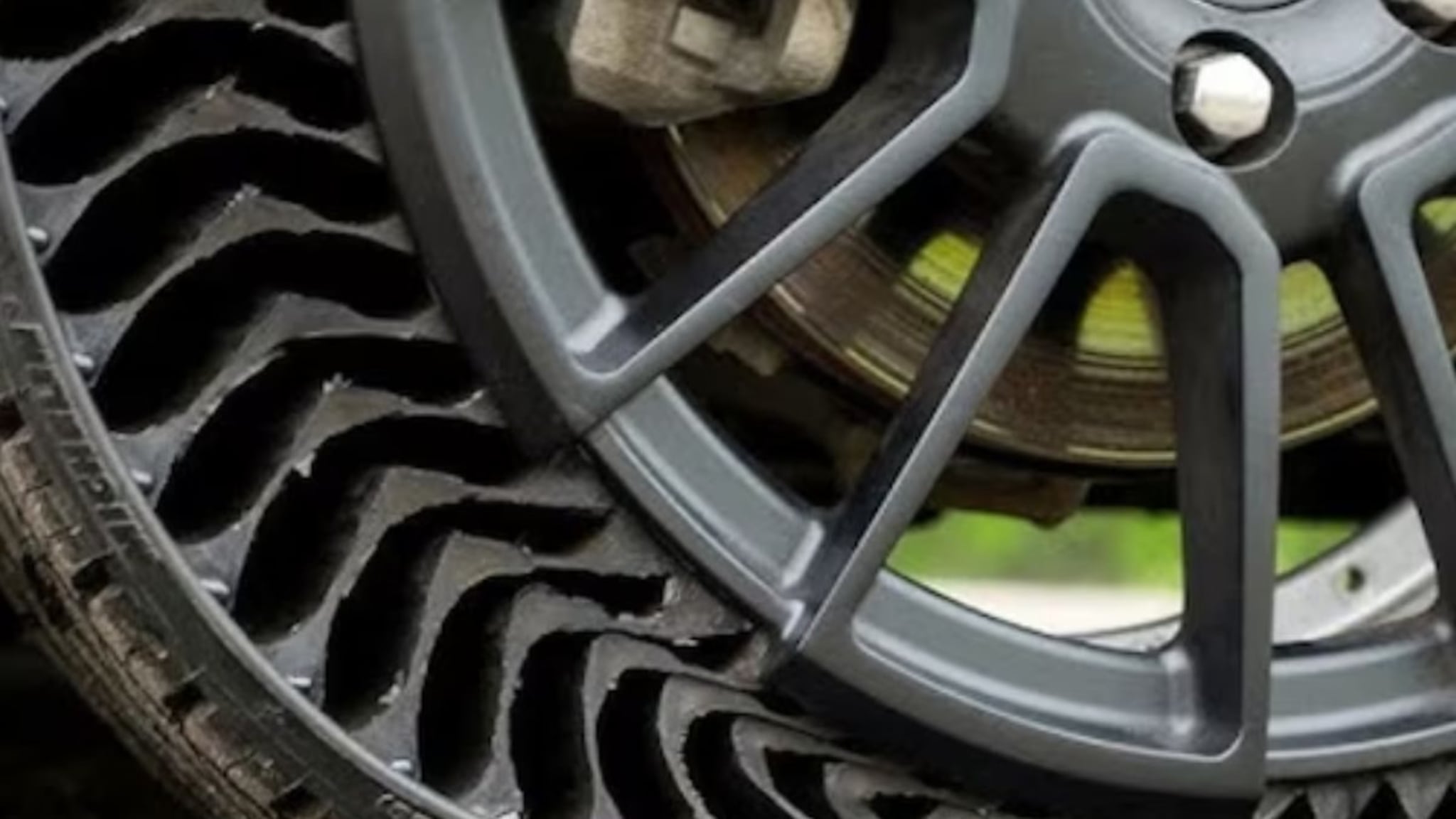 टायरमध्ये हवा भरण्याची झंझट संपली, बाजारात आलाय नवीन टेक्नोलॉजीचं Tyre; फायदे तोटे लगेच समजून घ्या