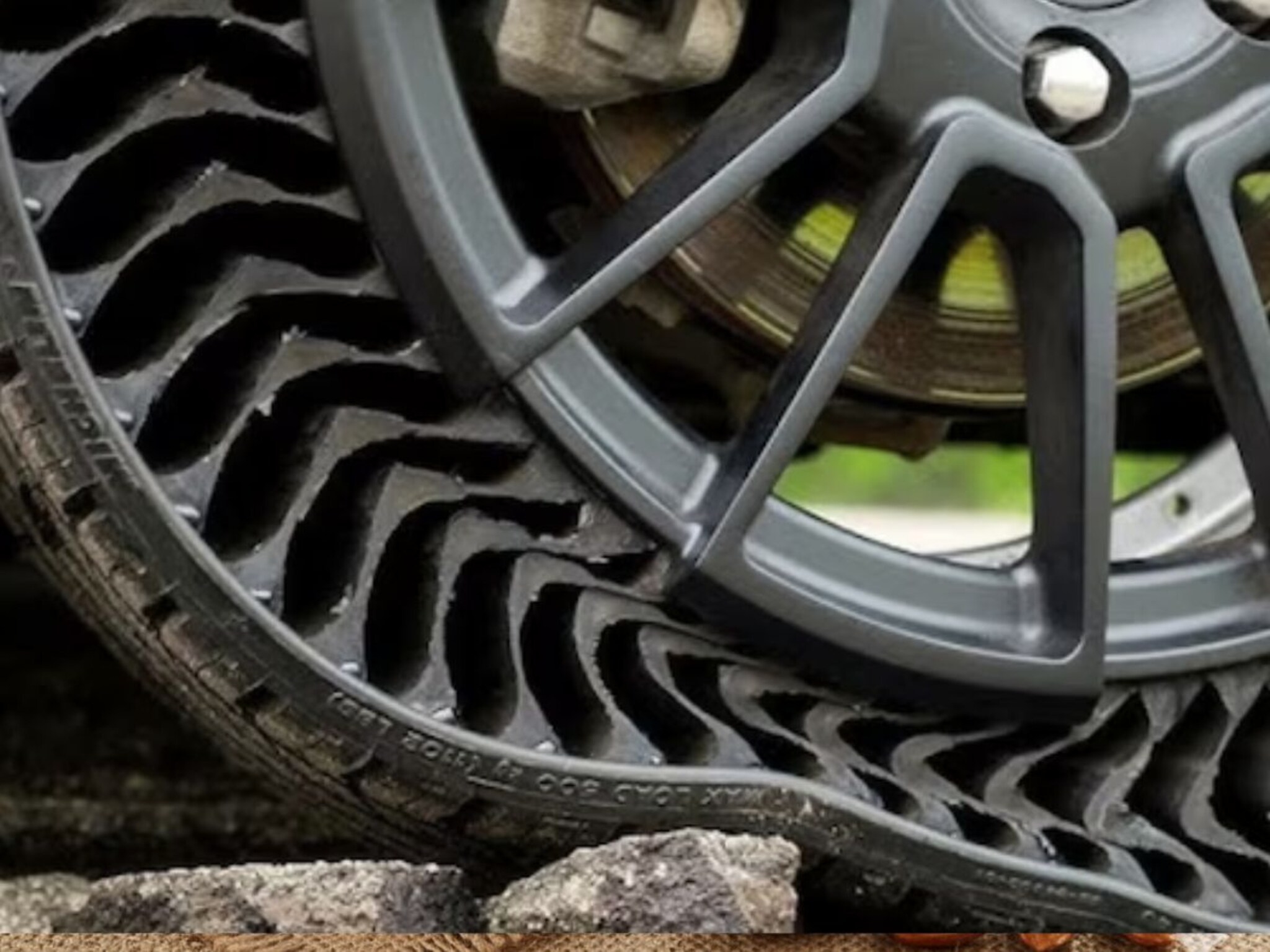 टायरमध्ये हवा भरण्याची झंझट संपली, बाजारात आलाय नवीन टेक्नोलॉजीचं Tyre; फायदे तोटे लगेच समजून घ्या