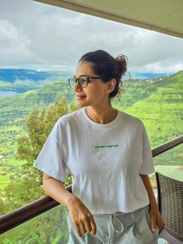 'कोण माझ्याबद्दल काय बोलतं...' सोशल मीडिया ट्रोलिंगवर उर्मिलानं सोडलं मौन 'कोण माझ्याबद्दल काय बोलतं...' सोशल मीडिया ट्रोलिंगवर उर्मिलानं सोडलं मौन