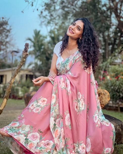 इंटरनेटवर फिरणाऱ्या स्टोरी खऱ्या असतात की खोट्या असतात? असा प्रश्न विचारला असता उर्मिला म्हणाली, 