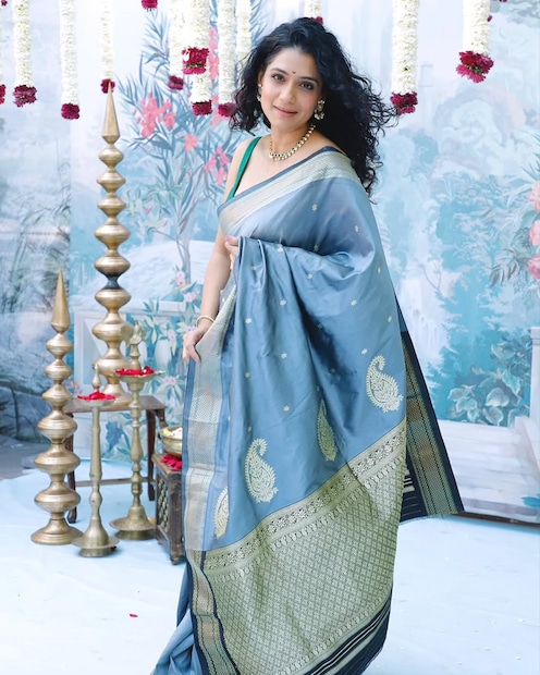  "प्रेक्षकांनीही तुमच्यापर्यंत जे काही येत आहे, पोहोचतं आहे ते खरंच आहे असं मानून चालू नका. किंवा ते खरं असू शकेल किंवा ते खोटंही असू शकेल."