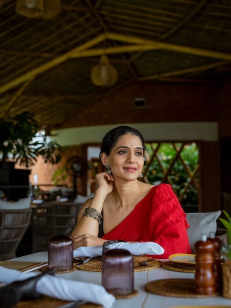 अभिनेत्री असल्यामुळे कलाकारांचं आयुष्य हे खूप पब्लिक असतं. अनेक बातम्या येतात. सोशल मीडियावर ट्रोलिंग होतं. अनेक अनुमान लावले जातात. त्या गोष्टी कलाकारांच्या वैयक्तिक आयुष्यावर अनेक परिणाम करतात. यावर बोलताना उर्मिला म्हणाली, 