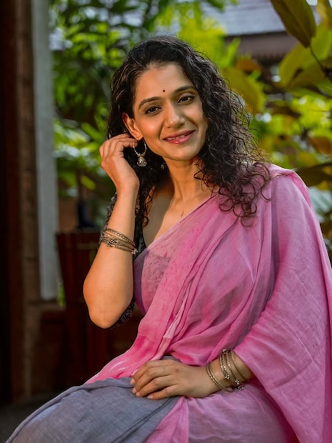 एका वृत्तवाहिनीला दिलेल्या मुलाखतीत सोशल मीडियावर होणाऱ्या ट्रोलिंगविषयी विचारलं असता उर्मिला म्हणाली, 