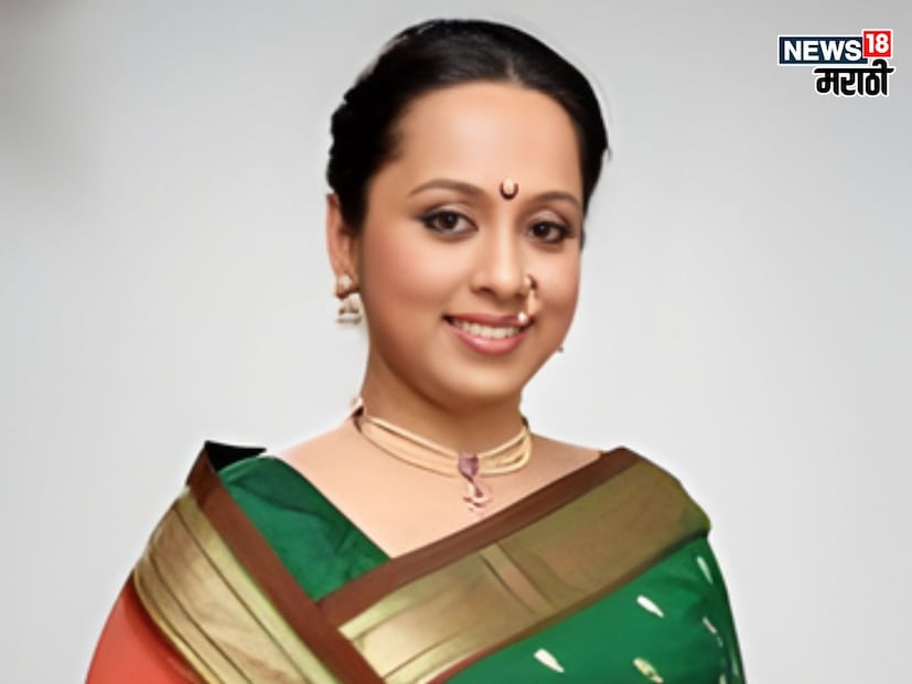 गेली अनेक वर्ष मराठी इंडस्ट्रीवर आपल्या आवाजाची छाप उमटवणारी प्रसिद्ध गायिका वैशाली सामंत. मालिकेचं शीर्षक गीत असो किंवा सिनेमातील गाणी, वैशाली सामंतनं तिच्या आवाजाने प्रेक्षकांची मनं जिंकली. पण कोण होता तो ज्याने नववीत असतानाच वैशालीचं मनं जिंकलं होतं. त्याच्या प्रेमात पडलेल्या वैशालीला नववीत असतानाच लग्न करायचं होतं. कोण आहे वैशाली सामंतचा नवरा? दोघांची खिडकीत सुरू झालेली हटके लव्ह स्टोरी माहितीये का? गेली अनेक वर्ष मराठी इंडस्ट्रीवर आपल्या आवाजाची छाप उमटवणारी प्रसिद्ध गायिका वैशाली सामंत. मालिकेचं शीर्षक गीत असो किंवा सिनेमातील गाणी, वैशाली सामंतनं तिच्या आवाजाने प्रेक्षकांची मनं जिंकली. पण कोण होता तो ज्याने नववीत असतानाच वैशालीचं मनं जिंकलं होतं. त्याच्या प्रेमात पडलेल्या वैशालीला नववीत असतानाच लग्न करायचं होतं. कोण आहे वैशाली सामंतचा नवरा? दोघांची खिडकीत सुरू झालेली हटके लव्ह स्टोरी माहितीये का?