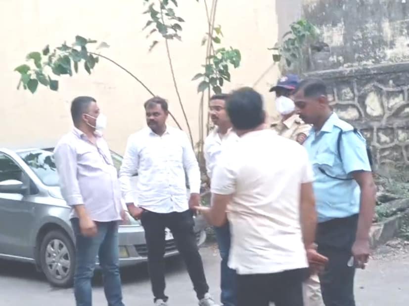 दरम्यान, या घटनेबाबत मनपा प्रशासन आणि आरोग्य विभाग कोणतीही अधिकृत माहिती देण्यास टाळाटाळ करत असल्याने नागरिकांमध्ये तीव्र नाराजी पसरली आहे.