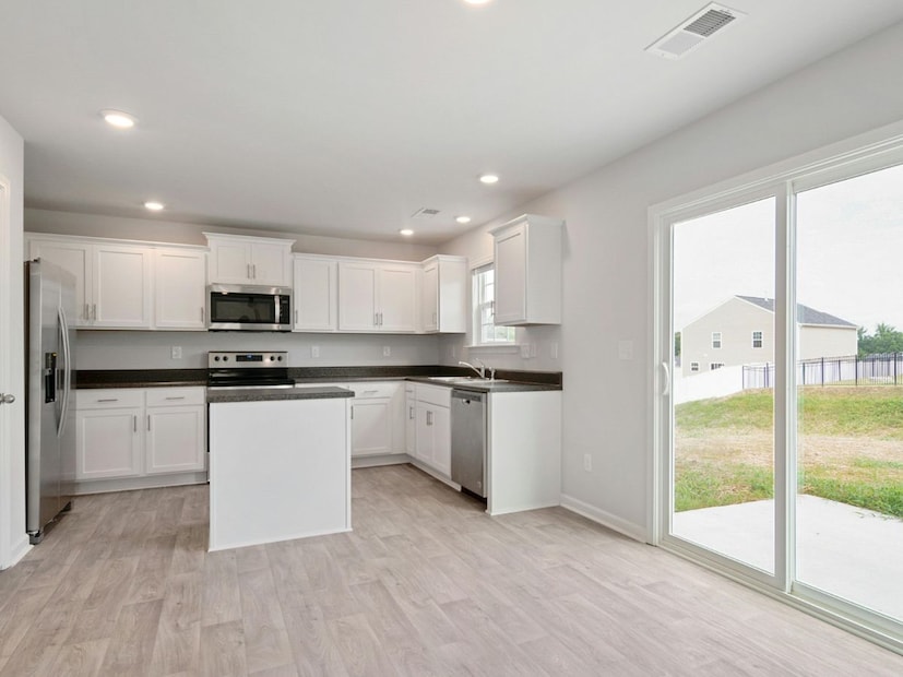 घराच्या मुख्य दरवाजाची शुभ दिशावास्तुशास्त्रानुसार घराचा मुख्य दरवाजा ईशान्य (उत्तर-पूर्व) किंवा पूर्व-पश्चिम दिशेला असणे अत्यंत शुभ मानले जाते. प्रवेशद्वार पश्चिम दिशेच्या मधोमध असेल तर तोही समृद्धीचा सूचक मानला जातो. अशा घरात सुख, शांती आणि धनाचा वास असल्याचे मानले जाते.
दरवाज्याचा आकार फार लहान किंवा फार मोठा नसावा, तर तो संपूर्ण इमारतीच्या आकाराच्या प्रमाणात असावा. कारण असंतुलित आकार घरात अस्थिरता आणतो, असे वास्तु सांगते.