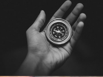 घराच्या मुख्य दरवाजासाठी कोणती दिशा सर्वात शुभ? पूर्व, पश्चिम, उत्तर की दक्षिण? घराच्या मुख्य दरवाजासाठी कोणती दिशा सर्वात शुभ? पूर्व, पश्चिम, उत्तर की दक्षिण?