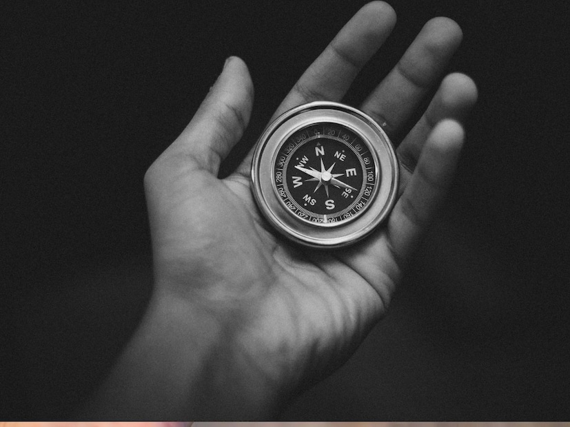 भारतीय संस्कृतीत वास्तुशास्त्र हे केवळ घर बांधणीपुरते मर्यादित नाही, तर ते जीवनातील सकारात्मक ऊर्जेचा प्रवाह टिकवून ठेवण्यासाठीही महत्त्वाचे मानले जाते. आपल्या आजूबाजूचे वातावरण आणि घरातील प्रत्येक गोष्ट दरवाजा, स्वयंपाकघर, देवघर, खिडक्या यांचा आपल्या जीवनावर परिणाम होतो, असा अनेकांचा विश्वास आहे. भारतीय संस्कृतीत वास्तुशास्त्र हे केवळ घर बांधणीपुरते मर्यादित नाही, तर ते जीवनातील सकारात्मक ऊर्जेचा प्रवाह टिकवून ठेवण्यासाठीही महत्त्वाचे मानले जाते. आपल्या आजूबाजूचे वातावरण आणि घरातील प्रत्येक गोष्ट दरवाजा, स्वयंपाकघर, देवघर, खिडक्या यांचा आपल्या जीवनावर परिणाम होतो, असा अनेकांचा विश्वास आहे.