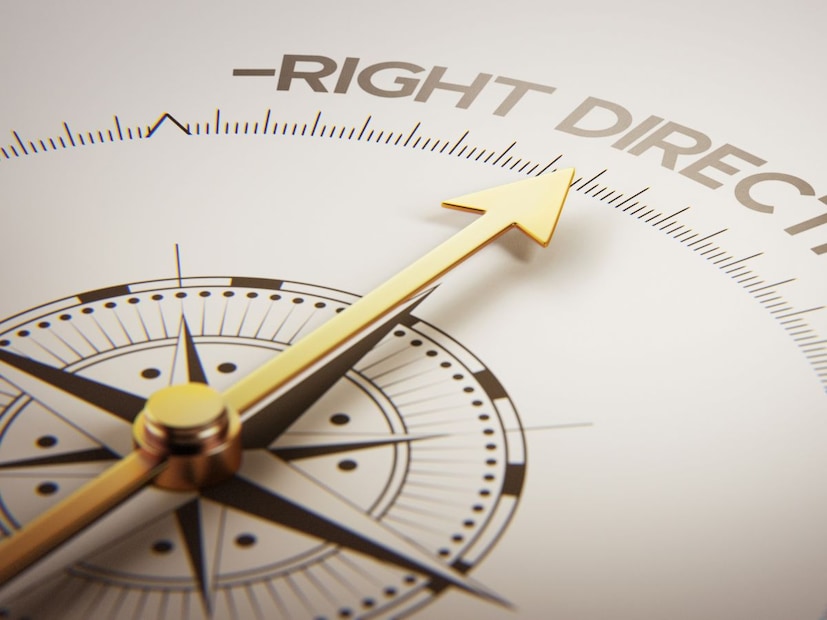 घराच्या दरवाज्यावर काय बांधावे?वास्तुशास्त्रानुसार मुख्य दरवाज्यावर काही शुभ वस्तू बांधल्याने नकारात्मक ऊर्जा दूर राहते.
तुळसीची सुकलेली मुळं, मीठाची पोटली, मंगल कलश किंवा आंब्याच्या पानांचे वंदनवार या वस्तू दरवाज्यावर लावल्याने धनप्राप्ती, आरोग्य आणि घरातील सौख्य वाढवतात असे मानले जाते.