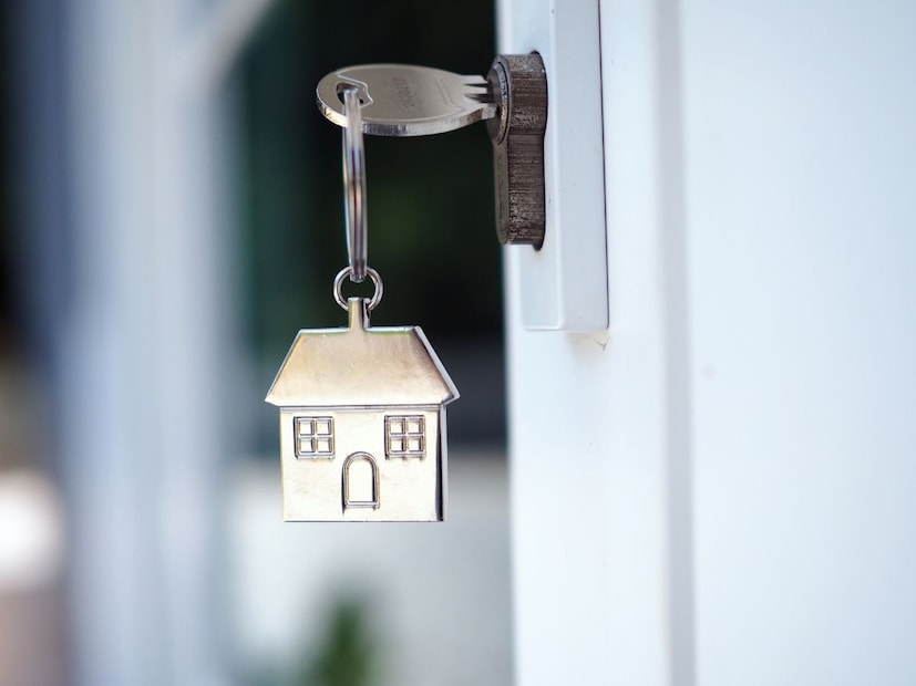 दरवाजा सजवण्याचे महत्त्वघरात सकारात्मक ऊर्जा टिकवण्यासाठी दरवाजा नेहमी आकर्षक आणि सजवलेला ठेवावा. मुख्य दरवाज्यावर ‘ॐ’, ‘स्वस्तिक’ किंवा धातूची नेमप्लेट लावणे शुभ असते. मोठ्या घंटीऐवजी मधुर आवाजाची डोरबेल वापरणे चांगले मानले जाते. कारण मधुर ध्वनी वातावरणातील ऊर्जा संतुलित ठेवतो.