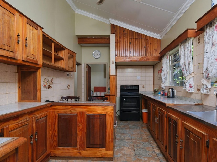 स्वयंपाकघराच्या दरवाजाची दिशाघरातील समृद्धी आणि आरोग्याचा संबंध स्वयंपाकघराशी जोडला जातो. त्यामुळे स्वयंपाकघराचा दरवाजा उत्तर, पश्चिम किंवा आग्नेय (दक्षिण-पूर्व) दिशेला ठेवणे शुभ मानले जाते. उत्तर आणि पश्चिम दिशा सकारात्मक ऊर्जेसाठी सर्वोत्तम मानल्या जातात.
जर या दोन दिशा शक्य नसतील, तर आग्नेय दिशा योग्य ठरते कारण ती अग्नि तत्वाशी संबंधित आहे जे स्वयंपाकघरासाठी योग्य आहे.