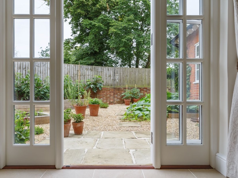 मुख्य दरवाजासमोर काय ठेवू नये?मुख्य दरवाजासमोर कधीही कचरा, तुटलेले दगड, जुनी वस्तू किंवा सांडपाणी नसावे. अशा गोष्टींमुळे घरात नकारात्मकता आणि दरिद्रता येते. लक्ष्मीदेवी नेहमी स्वच्छ आणि सुव्यवस्थित ठिकाणी निवास करतात, त्यामुळे मुख्य दरवाजा नेहमी स्वच्छ ठेवावा.