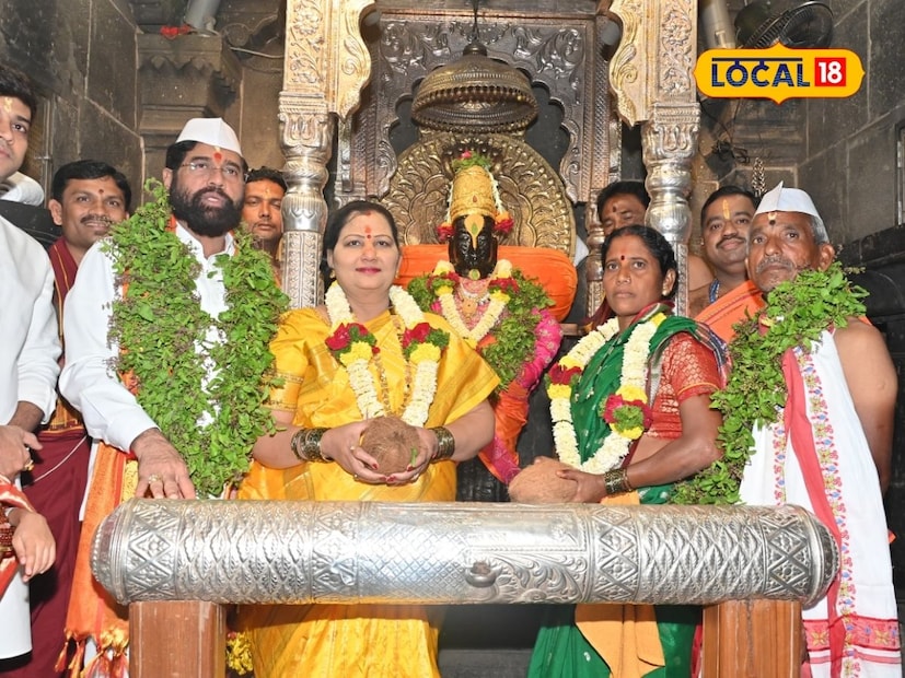 कार्तिकी एकादशी निमित्त पंढरपुरात श्री विठ्ठल-रुक्मिणी मंदिरात पहाटे शासकीय महापूजा संपन्न झाली. महाराष्ट्र राज्याचे उपमुख्यमंत्री एकनाथ शिंदे व त्यांच्या पत्नी लता एकनाथ शिंदे यांनी श्री विठ्ठलाची महापूजा केली. यंदा मानाच्या वारकरी दाम्पत्यासह दोन विद्यार्थ्यांनाही महापूजेचा मान देण्यात आला. 