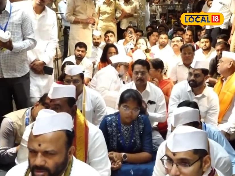 कार्तिकी एकादशीच्या महापूजेसाठी मंत्री भरत गोगावले, पालकमंत्री जयकुमार गोरे, आमदार समाधान आवताडे, अभिजीत पाटील, तानाजी सावंत, बापूसाहेब पठारे यांच्यासह जिल्हाधिकारी कुमार आशीर्वाद, मंदिर समितीचे सहअध्यक्ष गहिनीनाथ महाराज औसेकर तसेच मंदिर समितीचे कार्यकारी अधिकारी राजेंद्र शेळके उपस्थित होते.