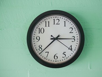 हॉटेल रुममधील भिंतीवर का दिसत नाही घड्याळ? हॉटेलवाल्यांचा 'माईंड गेम' अखेर समोर