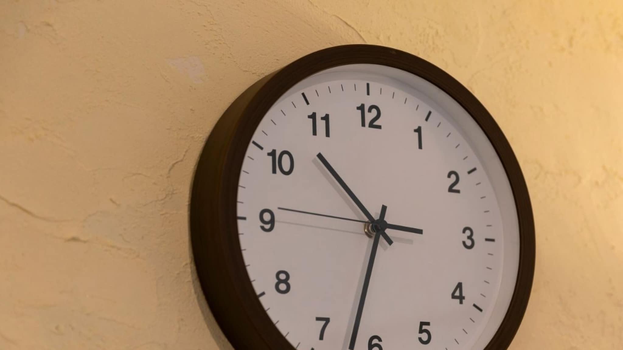 Do You Know : हॉटेल रुममधील भिंतीवर का दिसत नाही घड्याळ? हॉटेलवाल्यांचा 'माईंड गेम' अखेर समोर