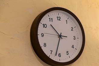 हॉटेल रुममधील भिंतीवर का दिसत नाही घड्याळ? हॉटेलवाल्यांचा 'माईंड गेम' अखेर समोर