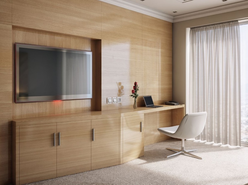 पण तुम्ही कधी हॉटेल रुममध्ये घड्याळ पाहिलंय का? आता असा प्रश्न विचारल्यावर तुमच्या डोक्यात ट्यूब पेटली असेल की अरे.... खरंच हॉटेल रुममध्ये कधीच घड्याळ नसतं. पण असं का?