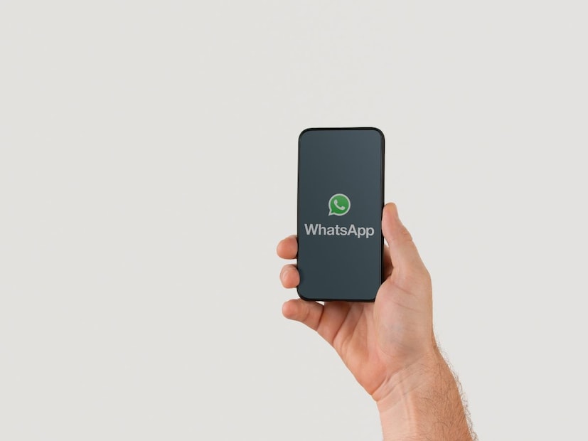 स्मार्टफोन वापरकर्त्यांमध्ये व्हॉट्सॲपला फक्त चॅटिंग आणि कॉलिंगचे माध्यम मानले जाते, परंतु खूप कमी लोकांना माहीत आहे की याच ॲपच्या मदतीने चांगली कमाई देखील केली जाऊ शकते. बहुतेक लोकांना याबद्दल माहिती नसते की व्हॉट्सॲपवर उपलब्ध बिझनेस फीचर्स, ब्रॉडकास्ट आणि कम्युनिटी टूल्सचा योग्य वापर करून तुम्ही तुमचे उत्पन्न वाढवू शकता. चला तर मग, व्हॉट्सॲपवरून प्रत्यक्षात कमाई कशी होते ते जाणून घेऊया.