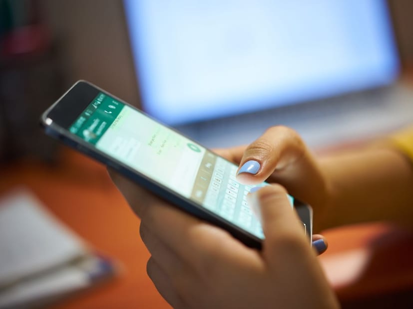 ब्रॉडकास्ट आणि कम्युनिटीजद्वारे ग्राहकांपर्यंत पोहोच वाढवा व्हॉट्सॲपचे ब्रॉडकास्ट फीचर तुम्हाला एकच मेसेज अनेक लोकांपर्यंत पाठवण्याची सुविधा देते. जर तुम्ही एखाद्या उत्पादनाची किंवा सेवेची जाहिरात करत असाल तर हे फीचर मार्केटिंगमध्ये खूप महत्त्वाचे ठरते. याशिवाय, व्हॉट्सॲप कम्युनिटीज देखील कमाई वाढवण्याचा एक नवीन मार्ग बनत आहेत, जसे की शैक्षणिक कोर्सेस, शेअर मार्केट ग्रुप, फूड ऑर्डर ग्रुप, स्थानिक सेवा ग्रुप. या ग्रुप्समध्ये तुम्ही तुमच्या कौशल्यातून किंवा सेवेतून उत्पन्न मिळवू शकता.