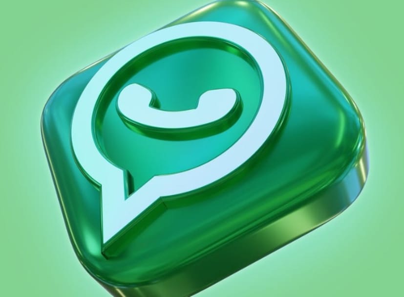 व्हॉइस मेसेजला टेक्स्टमध्ये रूपांतरित करण्यासाठी, तुम्हाला प्रथम सेटिंग्जमध्ये ते अॅक्टिव्ह करावे लागेल. हे करण्यासाठी, व्हॉट्सअॅप उघडा आणि सेटिंग्जमध्ये जा आणि चॅट पर्याय निवडा, जिथे तुम्हाला व्हॉइस मेसेज ट्रान्सक्रिप्ट विभाग मिळेल. येथे, तुम्ही हे फीचर सक्षम किंवा अक्षम करू शकता आणि तुमची पसंतीची भाषा निवडू शकता. भाषा नंतर बदलता येते जेणेकरून ट्रान्सक्रिप्ट तुम्हाला चांगल्या प्रकारे समजेल अशा शब्दांमध्ये दिसेल.