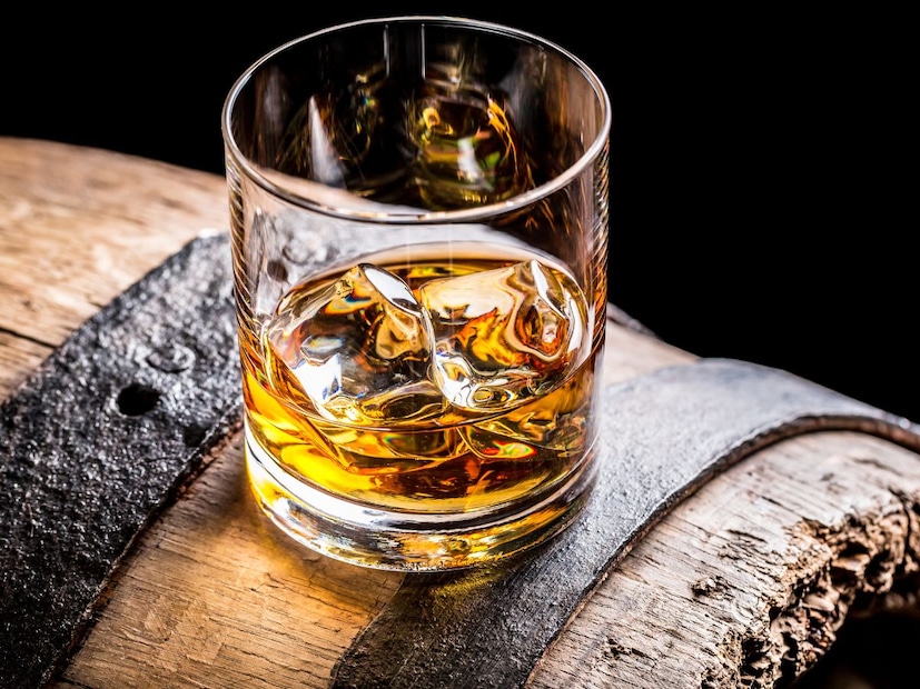 खरं तर दारूची क्वालिटी तिच्या ब्रँड किंवा किंमतीवरच अवलंबून नसते. तर ती कशी स्टोअर केली जाते यावर असतो, कोणत्या तापमानात ठेवली जाते आणि बॉटल किती वेळ उघडी राहते यावरही तिचा परिणाम ठरतो. अनेकांना वाटतं की दारू कधी खराब होत नाही; पण हे अर्धसत्य आहे.