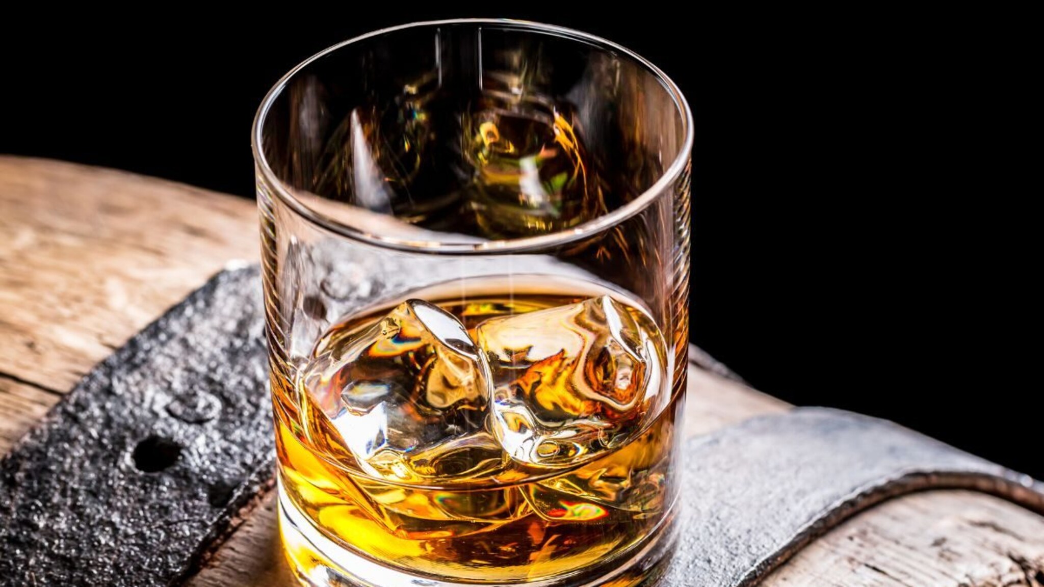 Whiskey : व्हिस्कीचा परफेक्ट पेग कसा बनवायचा? 99% लोक करत असतात 'या' कॉमन चुका