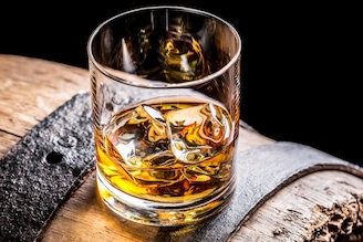 Whiskey : व्हिस्कीचा परफेक्ट पेग कसा बनवायचा? 99% लोक करत असतात 'या' कॉमन चुका