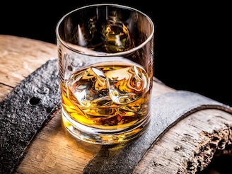 Whiskey : व्हिस्कीचा परफेक्ट पेग कसा बनवायचा? 99% लोक करत असतात 'या' कॉमन चुका