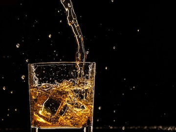 Alcohol Fact : दारुची बाटली रात्रभर उघडी ठेवली तर ती दुसऱ्यादिवशी खराब होते का?