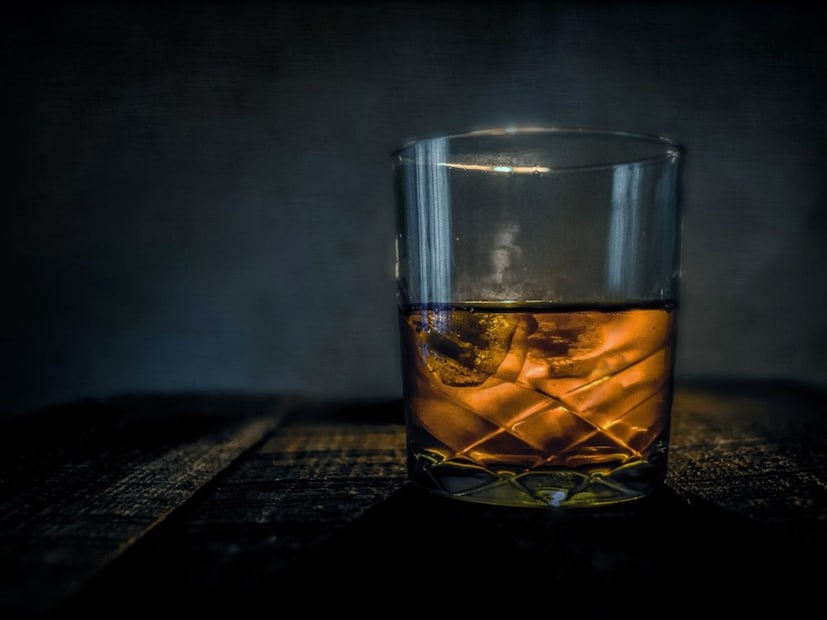 दारूच्या प्रत्येक प्रकाराची स्वतःची शेल्फ लाइफ आणि रिएक्शन प्रक्रिया वेगळी असते. बीयर, वाइन, व्हिस्की, रम, ब्रँडी किंवा टकीला, सर्वांच्या टिकण्याचा कालावधी आणि फ्लेवर बदलण्याची गती वेगवेगळी आहे. विशेषतः बॉटल उघडल्यानंतर त्यातील बदल सुरू होतात आणि हळूहळू तिचा मूळ टेस्ट आणि नशा दोन्ही कमी होऊ शकतात.