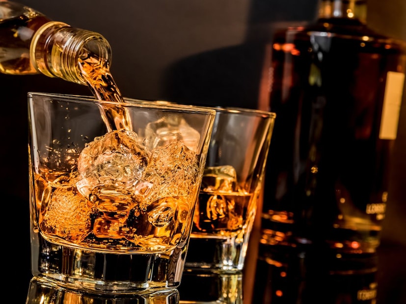 मुख्य कारण म्हणजे राज्य सरकारद्वारे लावण्यात आलेली आबकारी शुल्क (Excise Duty) आणि परवाना शुल्कातील मोठी वाढ. उदाहरणार्थ, 2025 मध्ये राज्य सरकारने Maharashtra मध्ये आयात-निर्मित विदेशी मद्य (IMFL) आणि देशी मद्यांवरील आबकारी शुल्क सुमारे 50% पेक्षा जास्त वाढवत असल्याचे जाहीर केले. 